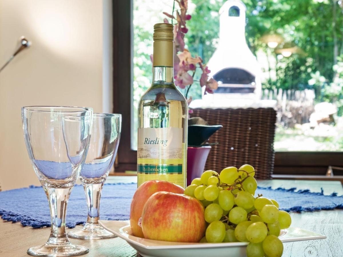Idyllic Bungalow In Feusdorf With Forest View Rom bilde