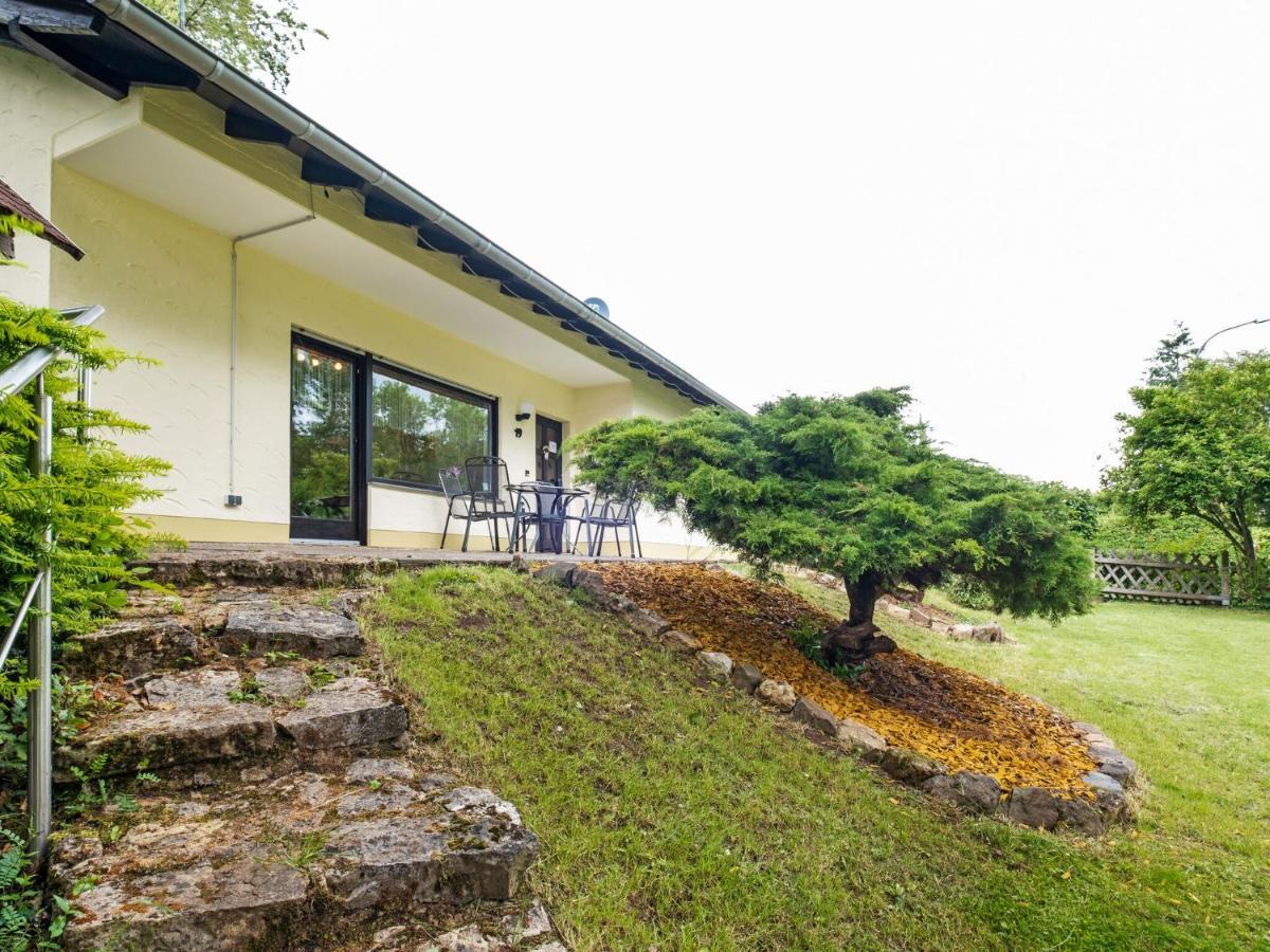 Idyllic Bungalow In Feusdorf With Forest View Rom bilde